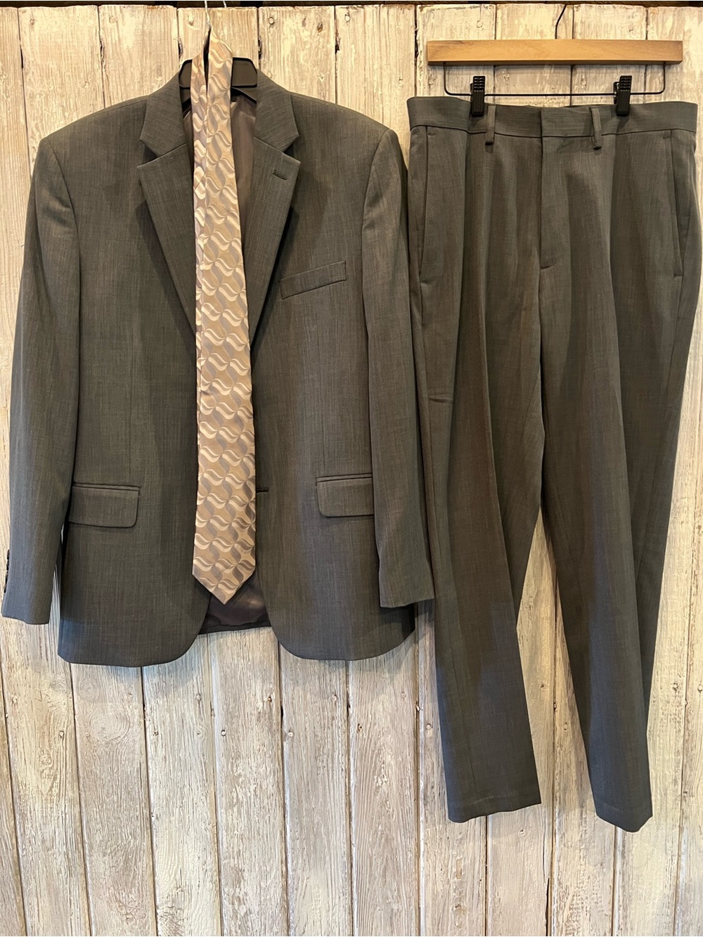 🎩Haggar Gray Two-Piece Suit with Vintage Tie🎩